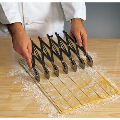 Martellato Expandable Stainless Steel Multi Cutter 7 wheels (plain) 1